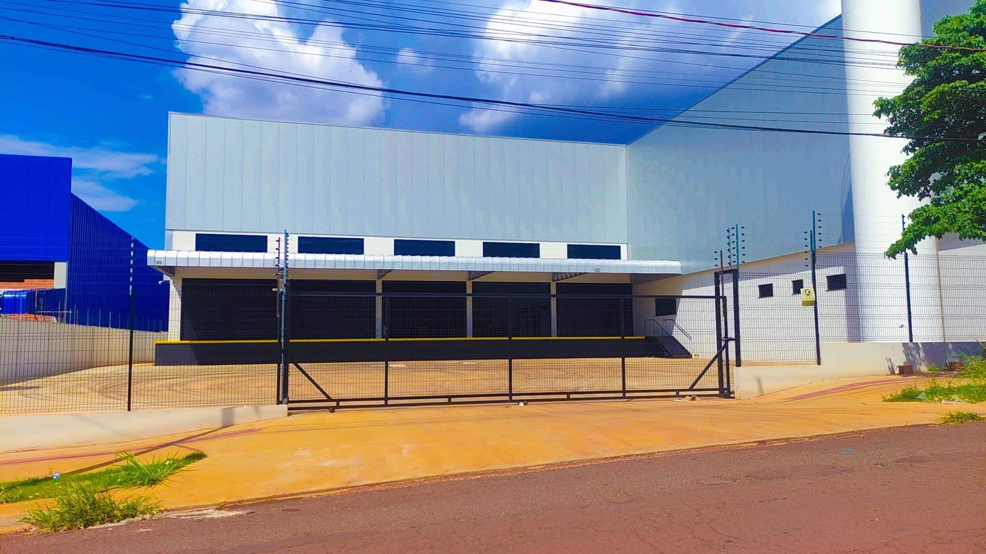 Fachada de barracão de alto padrão — obra Lajeresk