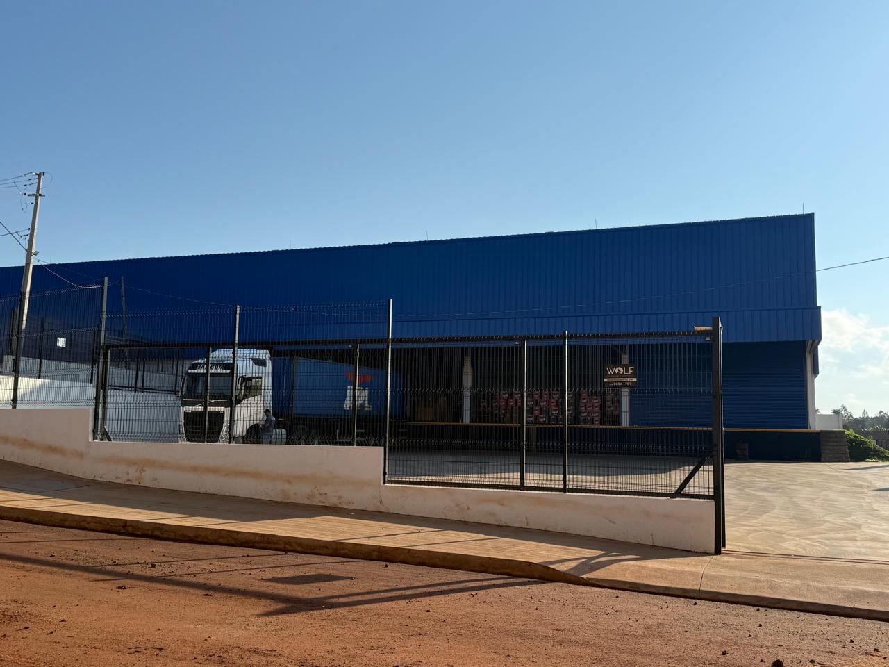 Fachada de barracão de alto padrão — obra Lajeresk