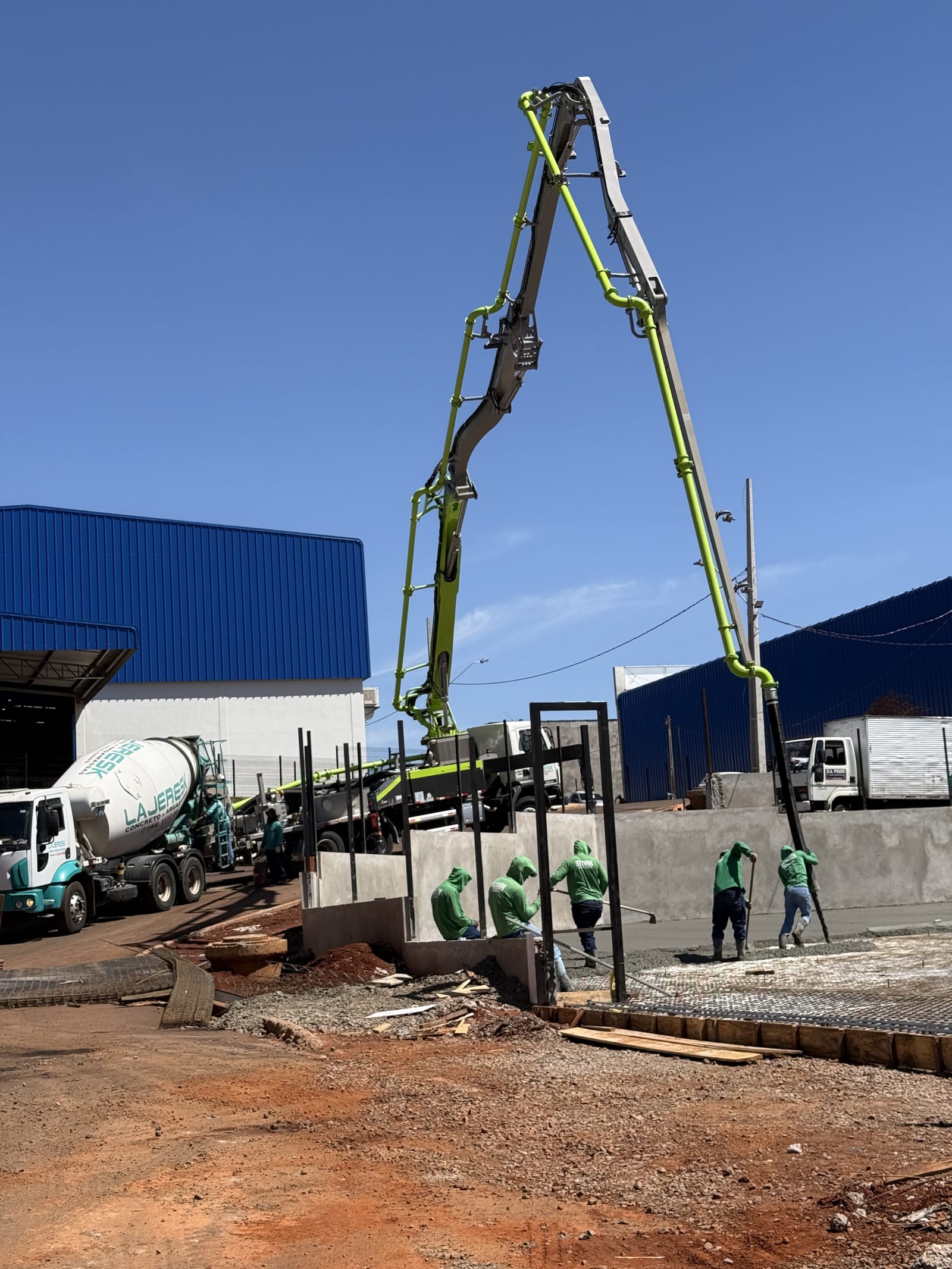 Superfície de concreto polido com acabamento espelhado — obra Lajeresk