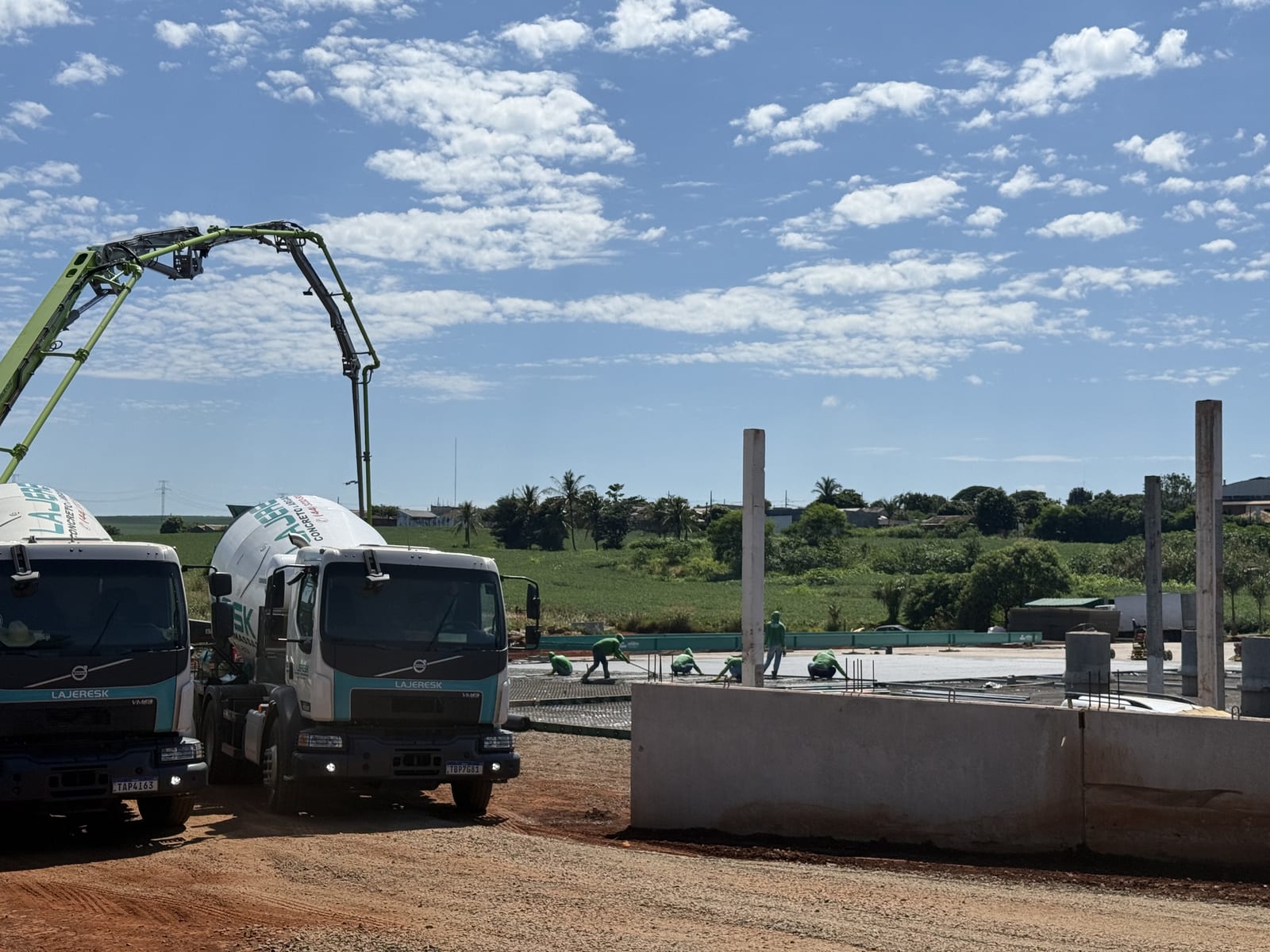 Piso industrial de concreto polido em galpão — projeto Lajeresk