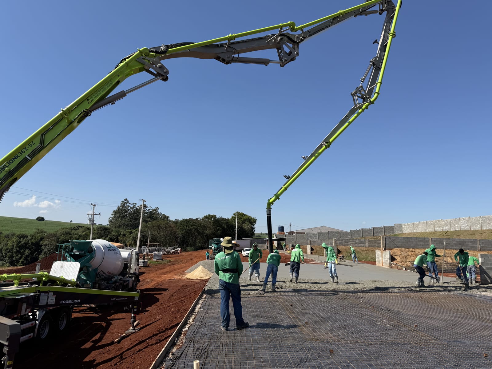 Piso industrial polido com acabamento uniforme — obra Lajeresk