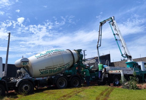 caminhão betoneira e bomba de concreto fornecendo concreto usinado